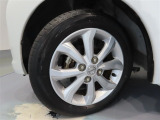 日産純正アルミホイール。タイヤサイズは155/65R14です。