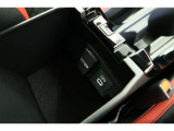 【アクセサリーソケット】12Vのカー用品等の電源供給が可能です。