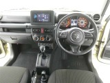 運転席からの視界はこんな感じです☆お気軽にご来店いただき、実際に座って是非お確かめください。ドライバーに寄り添う快適な操作フィールをもたらすステアリングです。