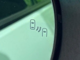 【ブラインドスポットモニター】走行中、ドアミラーの死角になりやすい箇所に後続車が接近するとサイドミラーのレンズに警告を表示!ドライバーに注意喚起をしてくれます。
