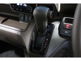 インパネシフトだから視線の移動も少なく足元もスッキリ♪運転席もゆったりしているのでゆとりを持ってドライブできますね!