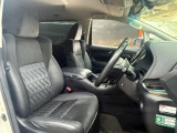 運転席も広々としており運転しやすい環境を実現しています☆