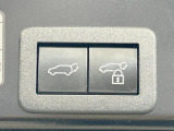 【パワーバックドア】スマートキーや運転席のボタンを押すだけでリアゲートが自動で開閉します!荷物を持っている時や、高い位置にあるバックドアを閉める際に便利な機能です♪