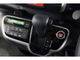 インパネシフトだから視線の移動も少なく足元もスッキリ♪運転席もゆったりしているのでゆとりを持ってドライブできますね!