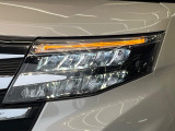 【LEDヘッドライト】悪天候や夜間走行時も良好な視界を確保し安心して運転できる高輝度LEDヘッドライトを装備!点灯速度が早く、消費電力も抑えられています。