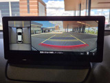 360度モニター搭載車ですので、低速時での不安を解消してくれます。この写真は右側はフロントカメラですが、後退時にはバックカメラにもなりますので歩行者や縁石なども確認することが可能です。