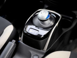 手首の動きのみで操作できる電制シフト!ピアノブラック調フィニッシャーで、質感を高めています!