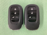 スマートキーを装備しています。鍵を差し込むことなくドアロックの開け閉めと、スタートボタン操作でのエンジンスタートができます。ボタン操作でトランクが開けられる電動テールゲートのボタンもついています。