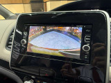 【バックカメラ】運転席から画面上で安全確認ができます。駐車が苦手な方にもオススメな便利機能です。