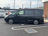 当店は照明・屋根付きスペースございますので雨天時も安心して現車確認が可能です。