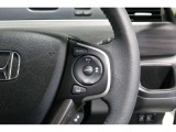 Hondaセンシングの機能のひとつ、アダプティブクルーズコントロール付!アクセルから足を離しても設定したスピードと前車との車間を保ち走行してくれます!車線維持もアシスト☆高速道路で疲労軽減ですね☆