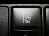 【レーンディパーチャーアラート】道路上の白線(黄線)を単眼カメラで認識し、ドライバーがウインカーを操作をしないで車線を逸脱する可能性がある場合、ブザーとディスプレイ表示による警報でお知らせします。