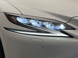 【三眼LEDヘッドライト】スタイリッシュな見た目の三眼LEDヘッドライトを装備♪スタイルだけでなく、夜間の走行も視界良好で安心してお乗りいただけます。