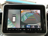 全周囲の画像が表示されます。 運転席から見づらい個所なども、上空から見たような映像で確認できます。  映像の切替もでき、後方確認だけでなく大変便利な機能です。