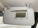 【運転席サンバイザー】鏡が付いているのでメイク直しなどにも便利★