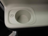 カップホルダーは運転席や助手席からちょうど手の届く位置です!!