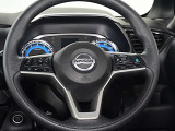 ハンドル左側には、アドバンスドドライブディスプレイ設定、ボリューム調整スイッチ。右側には、プロパイロット設定、ハンズフリーフォンスイッチが付いています。