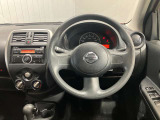 周りが見渡せるから小柄な女性でも運転しやすい、見晴らしのいい運転席。足元が広々としているのでゆったり快適にドライブを楽しめます♪