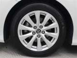 純正アルミホイールは精度が高く、走行の安定性が優れています。タイヤサイズ215/55R17