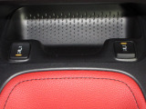 運転席&助手席シートヒーターが付いてます。寒い冬でもスイッチONで座面をあたたかくして、ドライブをさらに快適にしてくれます。HIとLOの2段階に温度設定が可能です。