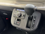 操作性に優れたインパネ回り。フルオートエアコンで車内は常に快適です。電動パーキングブレーキとブレーキホールド機能も装備し、信号待ちや渋滞時も足が疲れにくく、運転をスマートにサポートします。