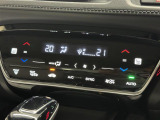 【左右独立オートエアコン】左右独立型、いわゆるデュアルエアコンです。運転席と助手席でそれぞれお好みの温度を設定可能です。