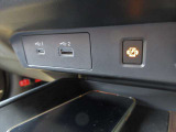【置くだけ充電】ケーブルを差し込むこと無く、トレイに置くだけで充電できるワイヤレス充電