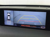 バックモニター付なので後退時に後方が見えるので安心。 車は構造上、死角がたくさんなので万が一を考えると必須ですね。 あくまで補助の為の装備、バックは目視で確認する事が重要ですよ。