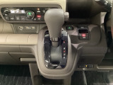 CVT車のセレクトレバーです。低速から高速まで、変速ショックのないスムーズな走りと、エンジン効率のよい領域を維持して燃費にも貢献します。サイドブレーキはスイッチ操作の電子制御パーキングブレーキです。