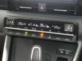 【オートエアコン】車内温度を感知して自動で温度調整をしてくれるのでいつでも快適な車内空間を創り上げます!どの席に座っても快適なドライブが楽しめます♪