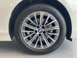 BMW純正アルミホイールが足元を引き締め、上品なスタイリングを演出します。