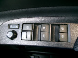 運転席から全ての窓の開閉ができます。ウィンドウロック機能はお子様のいたずら防止に有効です。