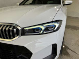 LEDヘッドライト 先進のLEDテクノロジーを採用。キセノンライトを上回るコントラストで明るく輝きます。夜間や悪天候時の日中でも優れた視野性を発揮し安全性と快適性を高めます。