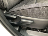 運転席シート座面は上下アジャスター付きです。お好みの位置に調整可能です。