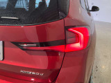 L字型リアコンビランプ:BMWの伝統的なデザインのひとつです。夜間でも誰が見てもBMWとわかる印象的なデザイン。