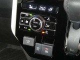 【オートエアコン】車内温度を感知して自動で温度調整をしてくれるのでいつでも快適な車内空間を創り上げます!どの席に座っても快適なドライブが楽しめます♪