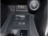 デザインもよく、居心地のよい運転席ですね。分かりやすいスイッチ類ですから操作もしやすく運転をサポートします。ぜひご来店いただき、実際にお座りいただいてステアリングを握ってみてください!