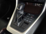 電動パーキングブレーキ・ブレーキホールドを装備してます。ホールド機能は信号待ちが多い一般道で疲労軽減になり、大好評です!