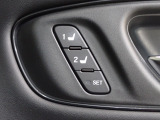 シートポジションを2名分記憶できます。ドライバーが変わってもボタン一つでシートが動きます。