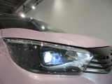 高輝度LEDヘッドライトを装備しているので.雨天などの悪天候や夜間走行も安心して運転できます!良好な視界を確保できるうえ消費電力も抑えられます