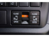 電動スライドドアのスイッチです。車内からもスイッチひとつでラクにドアの開閉できますよ♪