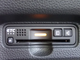 ■【ETC車載器】が装備されています。セットアップをしてお渡しとなり、ETCカードを差し込むだけで高速道路の利用が可能です。