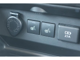 運転席と助手席にシートヒーターが付いています。