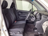 フロントシートはベンチシートです。ベンチシ―トは運転席と助手席の移動もスムーズ!狭い駐車場での乗り降りに便利です。シートの間にコンソールボックスやドリンクホルダーがないため、車内空間も広く感じます