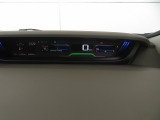 メーターはインテリアの上部にあり運転中でも視線移動が少なく安全です☆☆☆