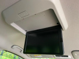 【後席モニター】家族や友人とお出かけする機会が多い方に大人気の後席モニターを装備!見やすい位置に画面がありテレビやDVDの視聴も快適!友達もお子様も、後席にしか乗らなくなるかも??