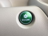 【eコンスイッチ】低燃費運転をサポートするECONモード。スイッチをONすると、エンジンやトランスミッション、A/Cなどを協調制御し、燃費の向上に貢献。エコドライブの効果を高めます。