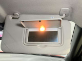 【運転席サンバイザー】鏡が付いているのでメイク直しなどにも便利★