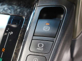 「HOLD」スイッチを押し、システムONの状態にしておくことで、渋滞や信号待ちなどでブレーキを踏んで停車した時にブレーキを保持。アクセルを踏むと解除されます。