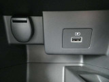 USBソケット 走行中にスマートフォンやタブレット端末を充電することができます。